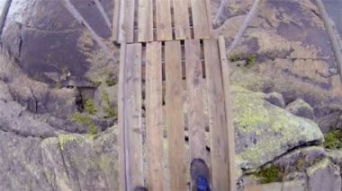 Köprüde dağ Nehri üzerinde yürüyen adam