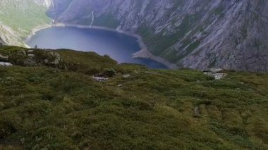 Norveç. Manzara. Göl. Dağlar. 