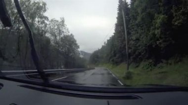 Norveç'te yollarda araba gider