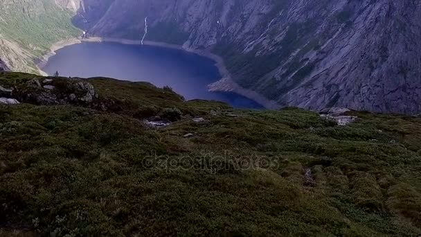 Norsko. Hory. Jezero. Malebné panorama. Pohled z dron — Stock video