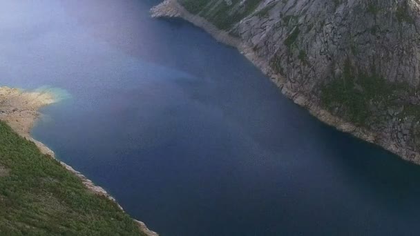 Lago. Il pittoresco panorama . — Video Stock