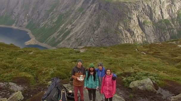 2 gars et 2 filles regardant le vol de drone — Video