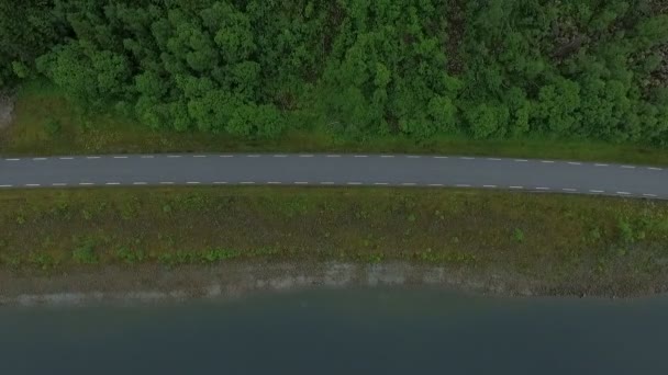 Norvège. Route dans les montagnes au bord de la rivière . — Video