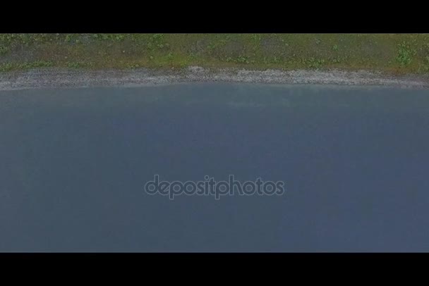 Norjassa. Tie joen rannalla. Näkymä ylhäältä. Lennokki Panorama . — kuvapankkivideo