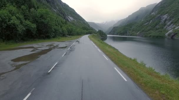 Norvège. Route dans les montagnes près de la rivière. Vue d'en haut . — Video