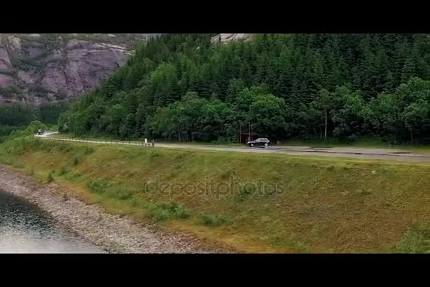 Luchtfoto van de schilderachtige weg door de rivier in diepe vallei in Noorwegen. Kustlijn. Panorama — Stockvideo