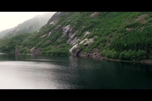 Letecký pohled na malebné silnici u řeky v hlubokém údolí v Norsku. Na pobřeží. Panorama — Stock video