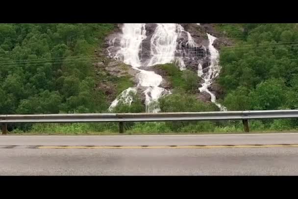 在挪威的瀑布上查看 — 图库视频影像