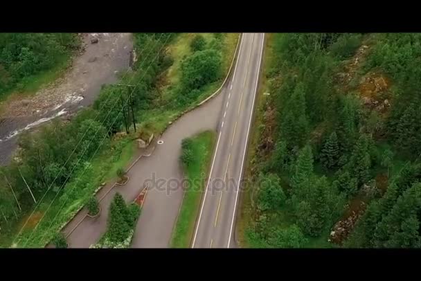 Autobahn. Norwegen. Wald. Blick von oben. Drohne — Stockvideo