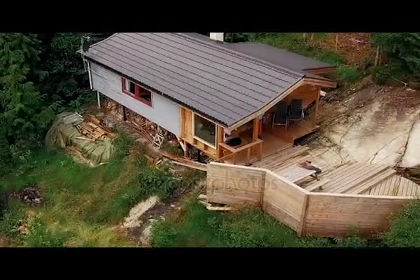 Casa sul lago. Acqua blu, montagne panoramiche, nuvole bianche . — Video Stock