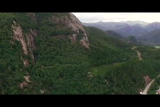 Norveç. Dağlar ile yoğun orman kaplı. Yolları — Stok video