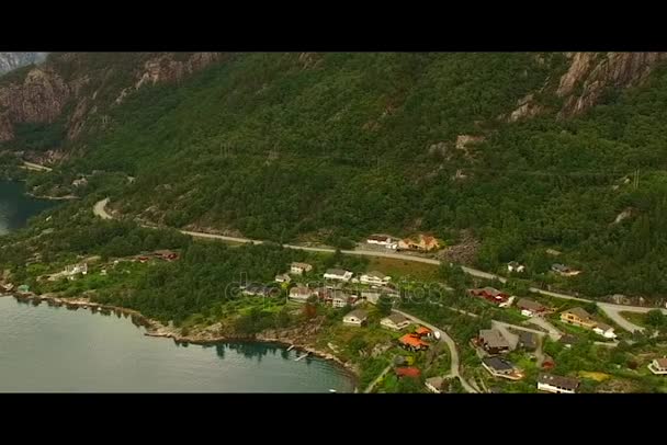 Pittoresco villaggio norvegese. Vista dal dron — Video Stock