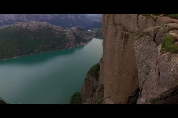 Норвегия. Горы. Девушка на краю обрыва . — стоковое видео