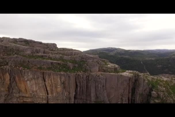 挪威。巨大的岩石。查看从无人机 — 图库视频影像