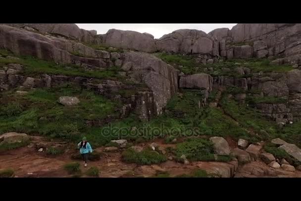 Norwegen. Berge. Mädchen am Rande der Klippe. — Stockvideo