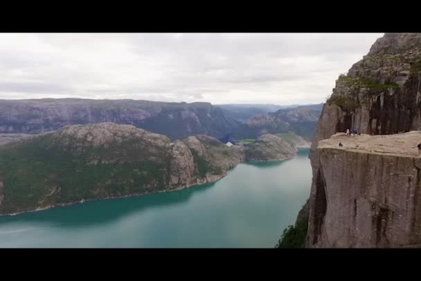 Norway.Girl na útesu. Pěší turistika. Letecký průzkum. Pohled z dron — Stock video