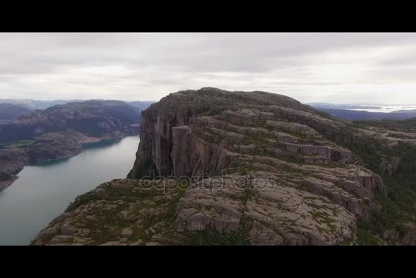 Norwegian attractions. Mountains. Lake.Extreme.  View from the drone — Stock Video