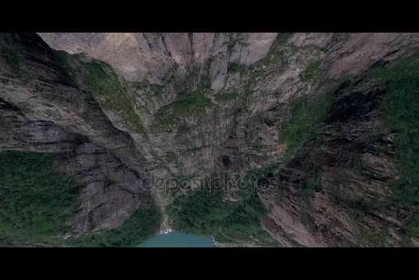 Норвегия. Высокая скала над морем. Мбаппе . — стоковое видео