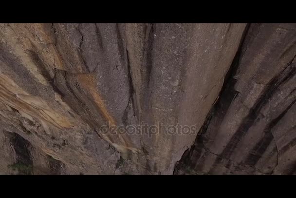 Jente på en klippe. Norge. Flyundersøkelse. Extremem. Sett fra dronen – stockvideo