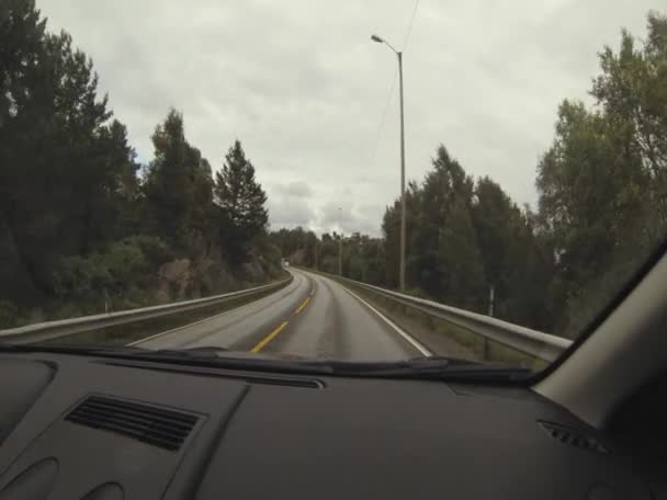 Voiture va sur les routes en Norvège 