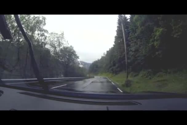 El coche va en las carreteras en Noruega — Vídeo de stock