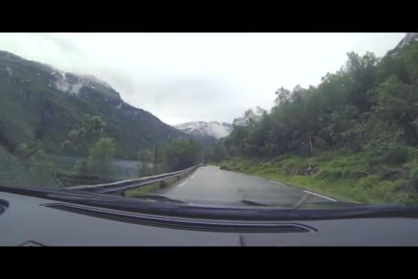 Auto gaat op de wegen in Noorwegen — Stockvideo