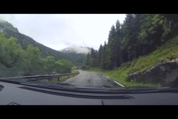 Carro vai em estradas na Noruega — Vídeo de Stock