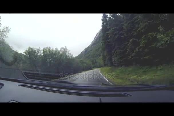 El coche va en las carreteras en Noruega — Vídeo de stock