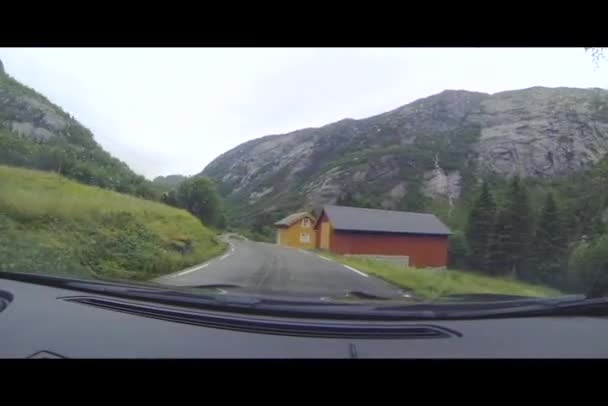 Samochód jedzie na drodze w Norwegii — Wideo stockowe