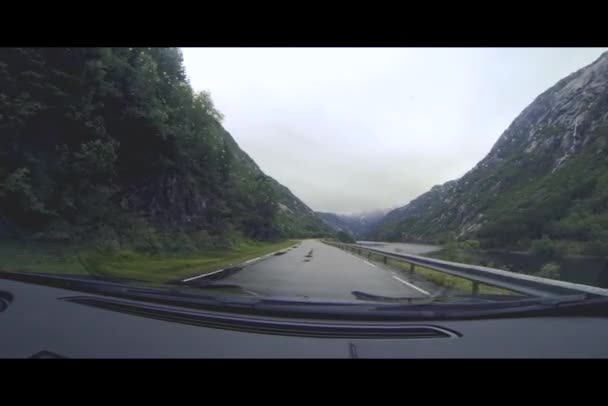 El coche va por carretera en Noruega — Vídeo de stock