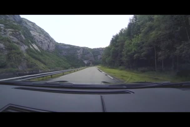 El coche va en las carreteras en Noruega — Vídeo de stock