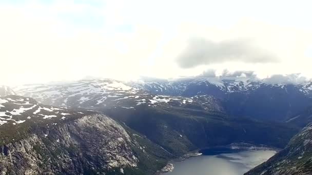 Flying drones over the precipice. Gorge, Lake — Stock Video