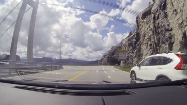 Snelweg. Het uitzicht vanuit de auto op de weg — Stockvideo