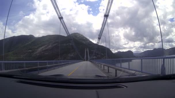 Carro passa por ponte na Noruega — Vídeo de Stock