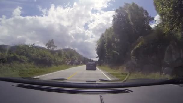 Carros vai na estrada na Noruega — Vídeo de Stock