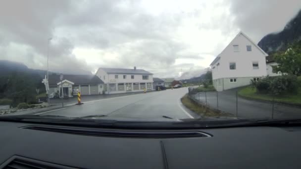 Zicht op de weg uit de auto. Bewolkt . — Stockvideo