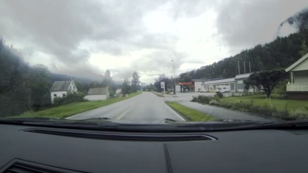 Samochód jedzie na drodze w Norwegii — Wideo stockowe