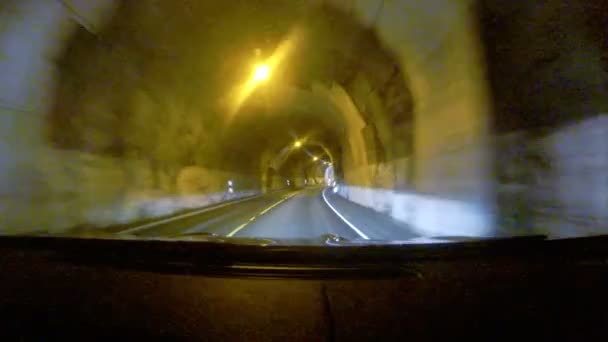 O carro atravessa o túnel — Vídeo de Stock