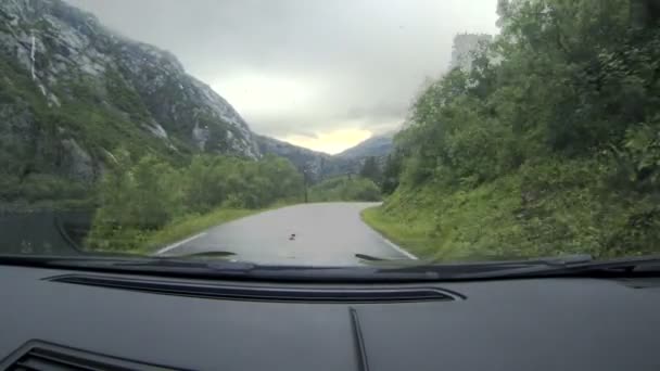 Carro vai em estradas na Noruega — Vídeo de Stock