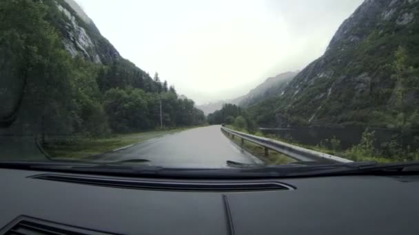 Carro vai em estradas na Noruega — Vídeo de Stock