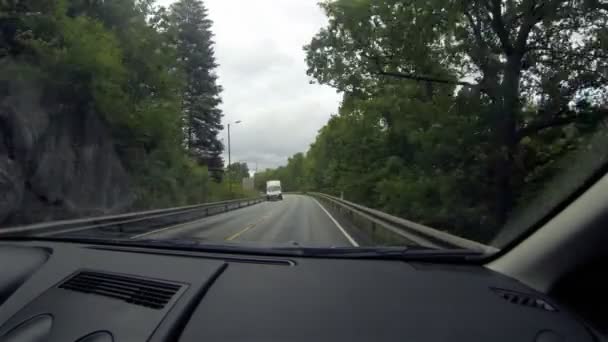 El coche va en las carreteras en Noruega — Vídeo de stock