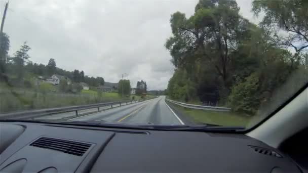 El coche va en las carreteras en Noruega — Vídeo de stock