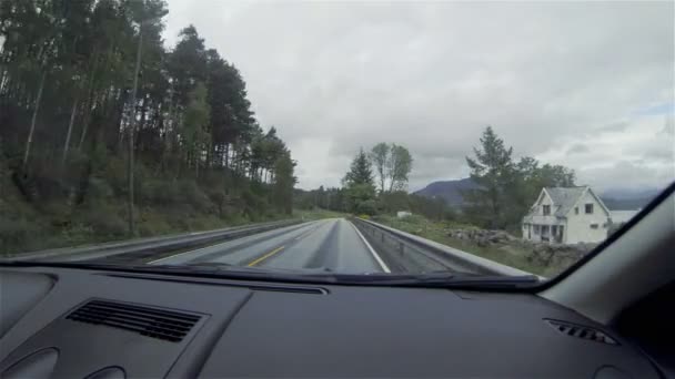 Samochód trafi na drogi w Norwegii — Wideo stockowe