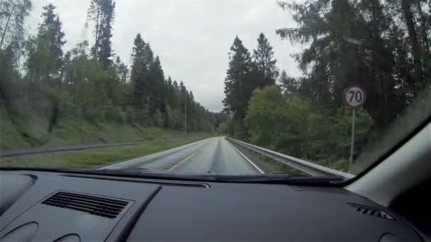 Auto gaat op de wegen in Noorwegen — Stockvideo