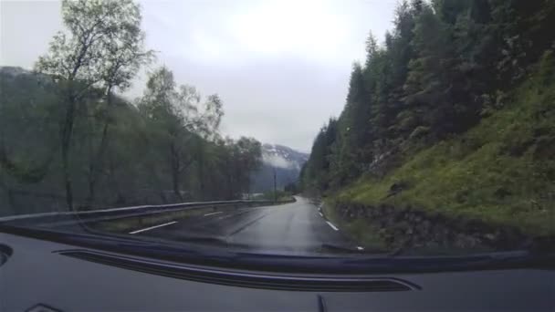 Carro vai em estradas na Noruega — Vídeo de Stock