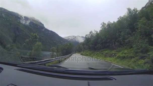 Samochód trafi na drogi w Norwegii — Wideo stockowe