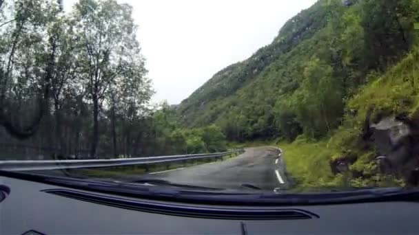 El coche va en las carreteras en Noruega — Vídeo de stock