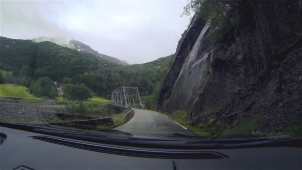 Auto fährt in Norwegen über Brücke — Stockvideo