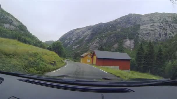 Автомобили ездят по дорогам Норвегии — стоковое видео