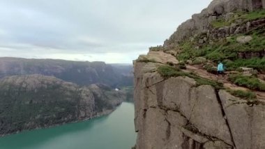 güzel Norveç kayalıklarla